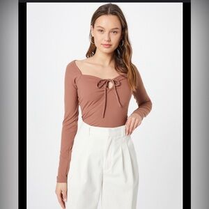 Long-Sleeve Seamless Fabric Cinched Front Bodysuit EUC